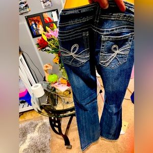 Size 9 jeans from kohls in a medium to dark wash by wallflower